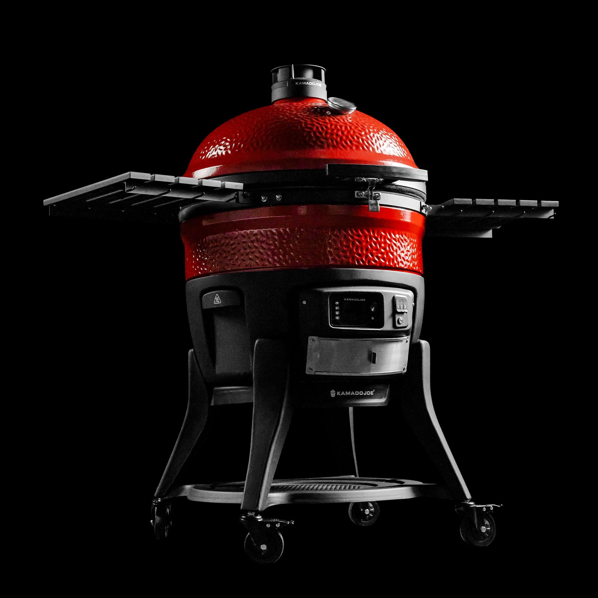 Barbecue céramique Kamado Joe Big Joe Konnected Joe rouge sur chariot roulant, vue complète sur fond noir
