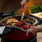 Cuisson d'aliments sur les grilles du Kamado Joe Big Joe Konnected Joe, couvercle ouvert en plein air