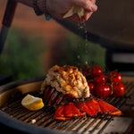 Fruits de mer et légumes grillés au charbon sur le Kamado Joe Big Joe Konnected Joe, dressés pour le service