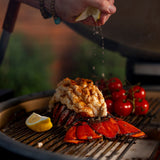 Fruits de mer et légumes grillés au charbon sur le Kamado Joe Big Joe Konnected Joe, dressés pour le service