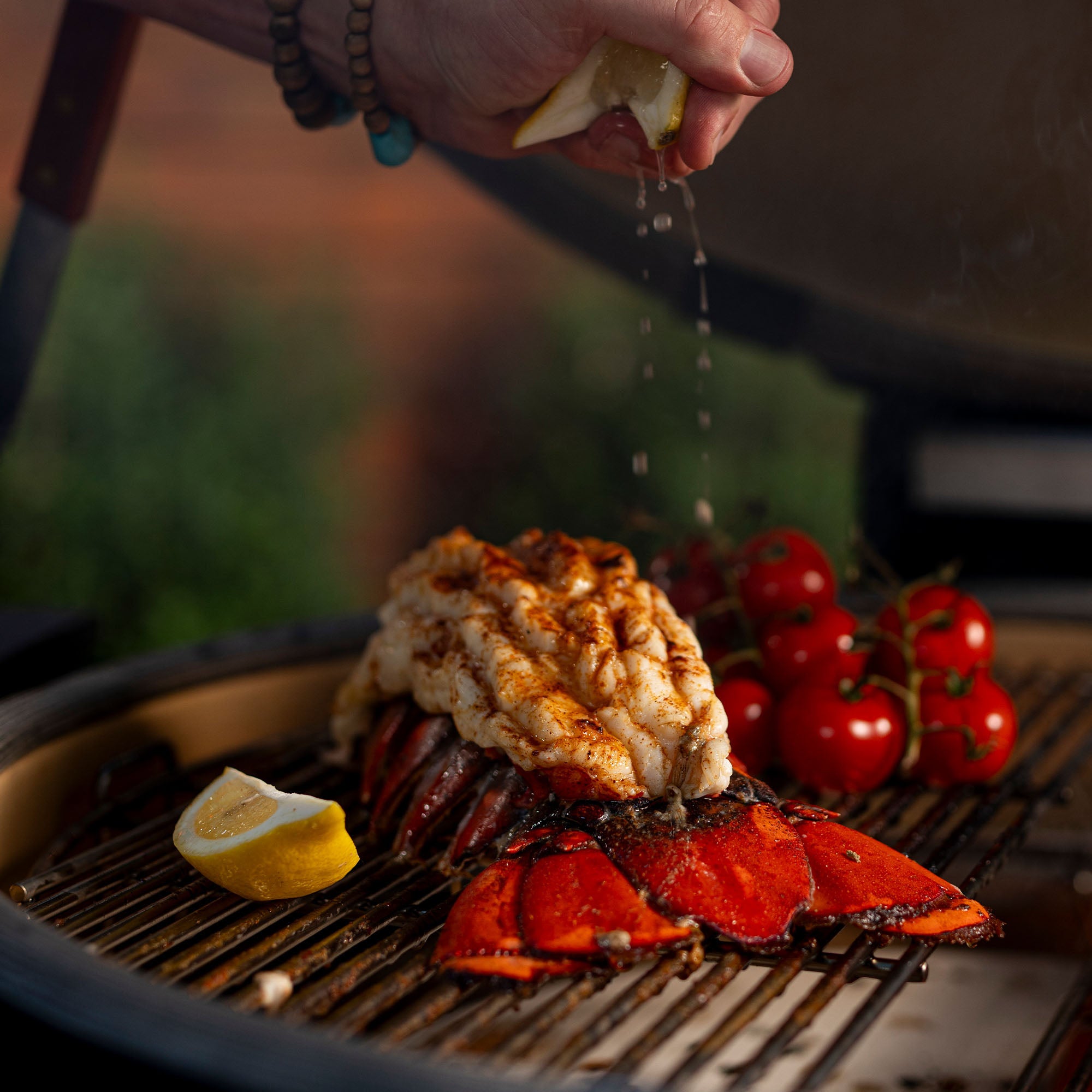 Fruits de mer et légumes grillés au charbon sur le Kamado Joe Big Joe Konnected Joe, dressés pour le service