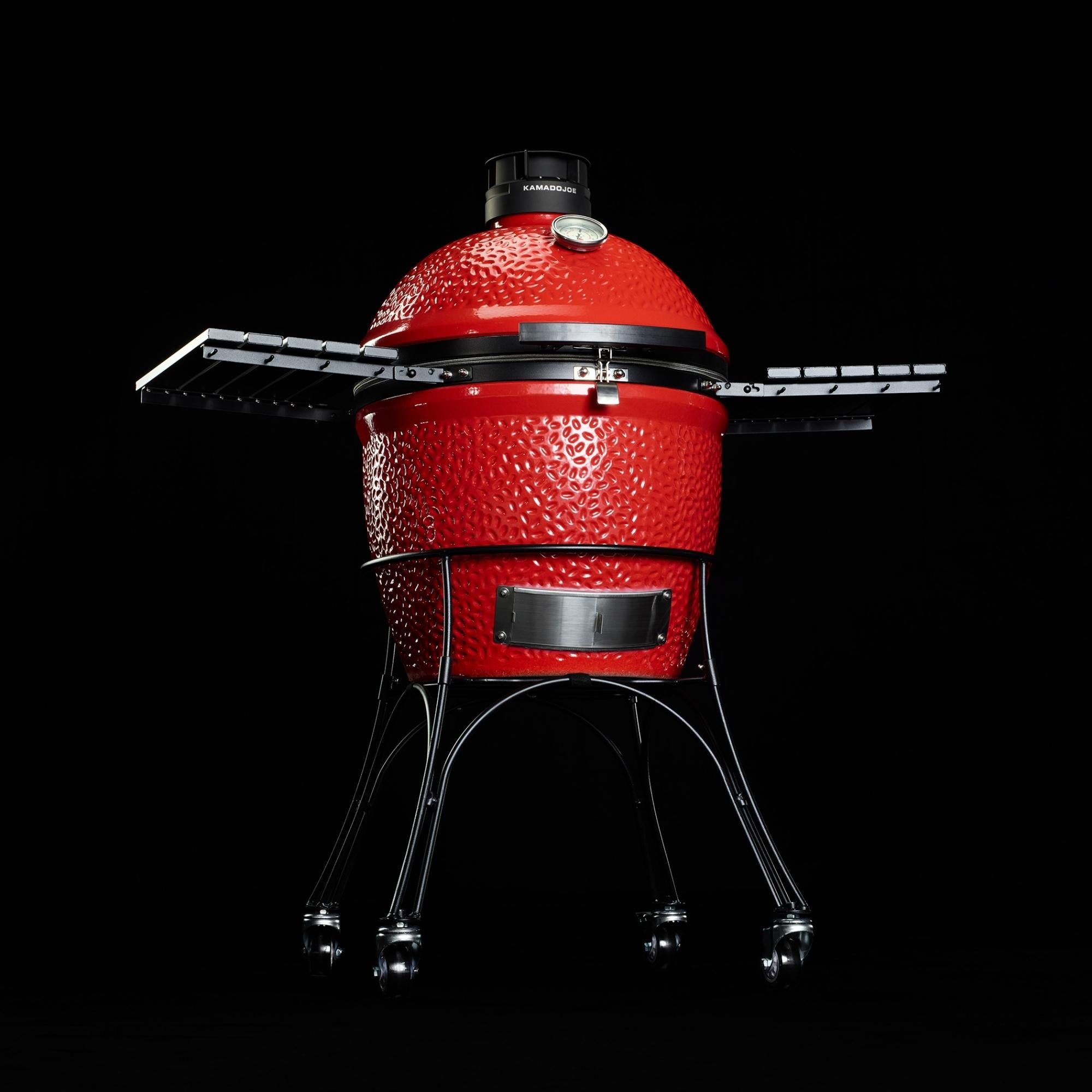Barbecue kamado Kamado Joe Classic Joe II en céramique rouge sur fond noir