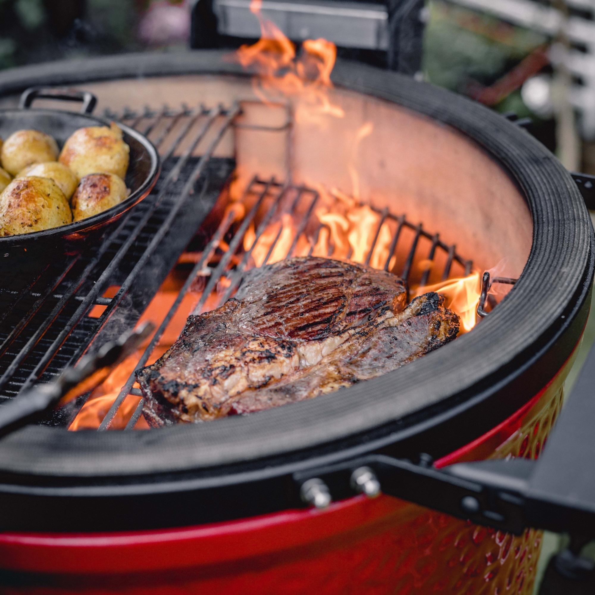 Cuisson de steaks et de légumes sur la grille du Kamado Joe Classic Joe II couvercle ouvert