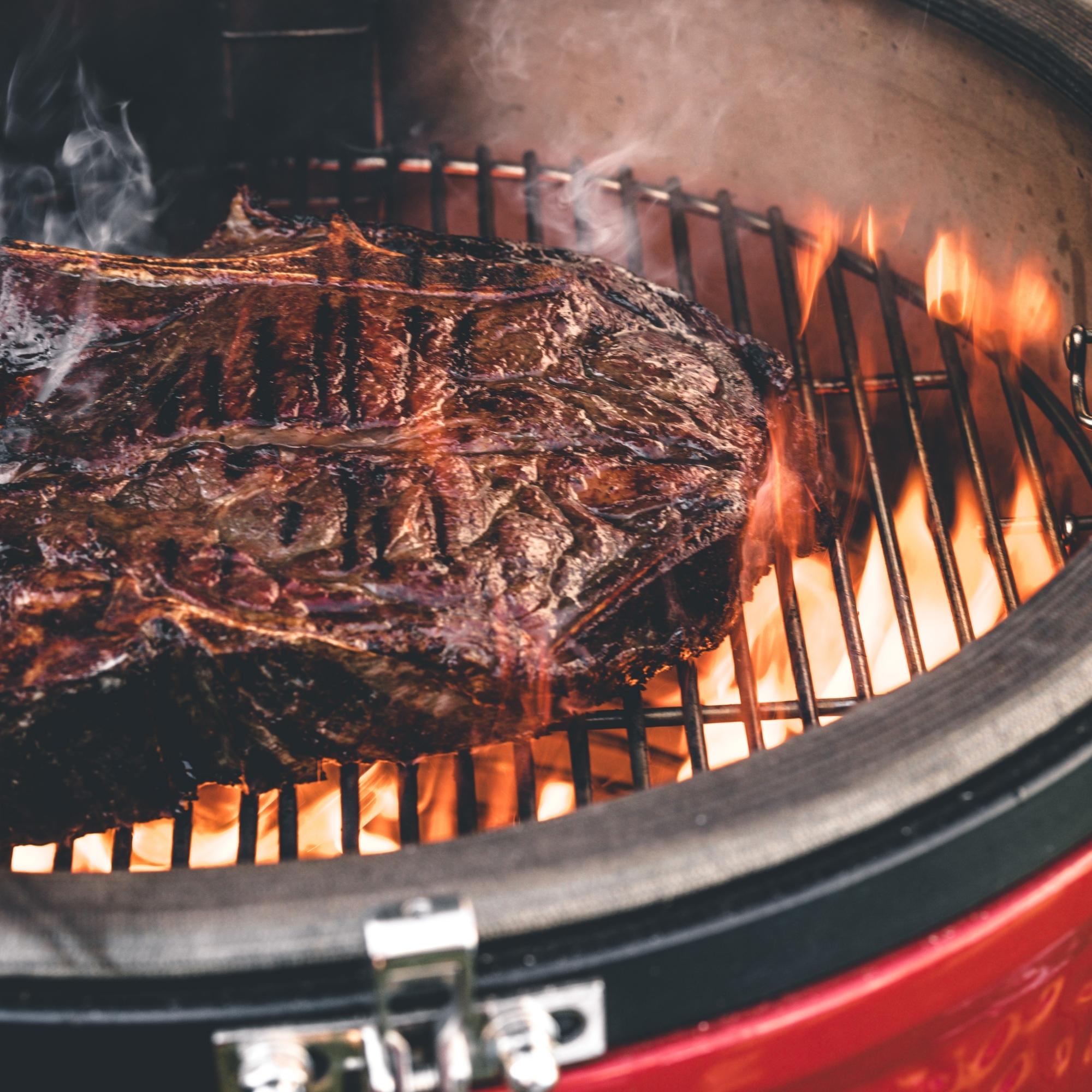 Steak saisi sur les flammes au charbon du Kamado Joe Classic Joe II