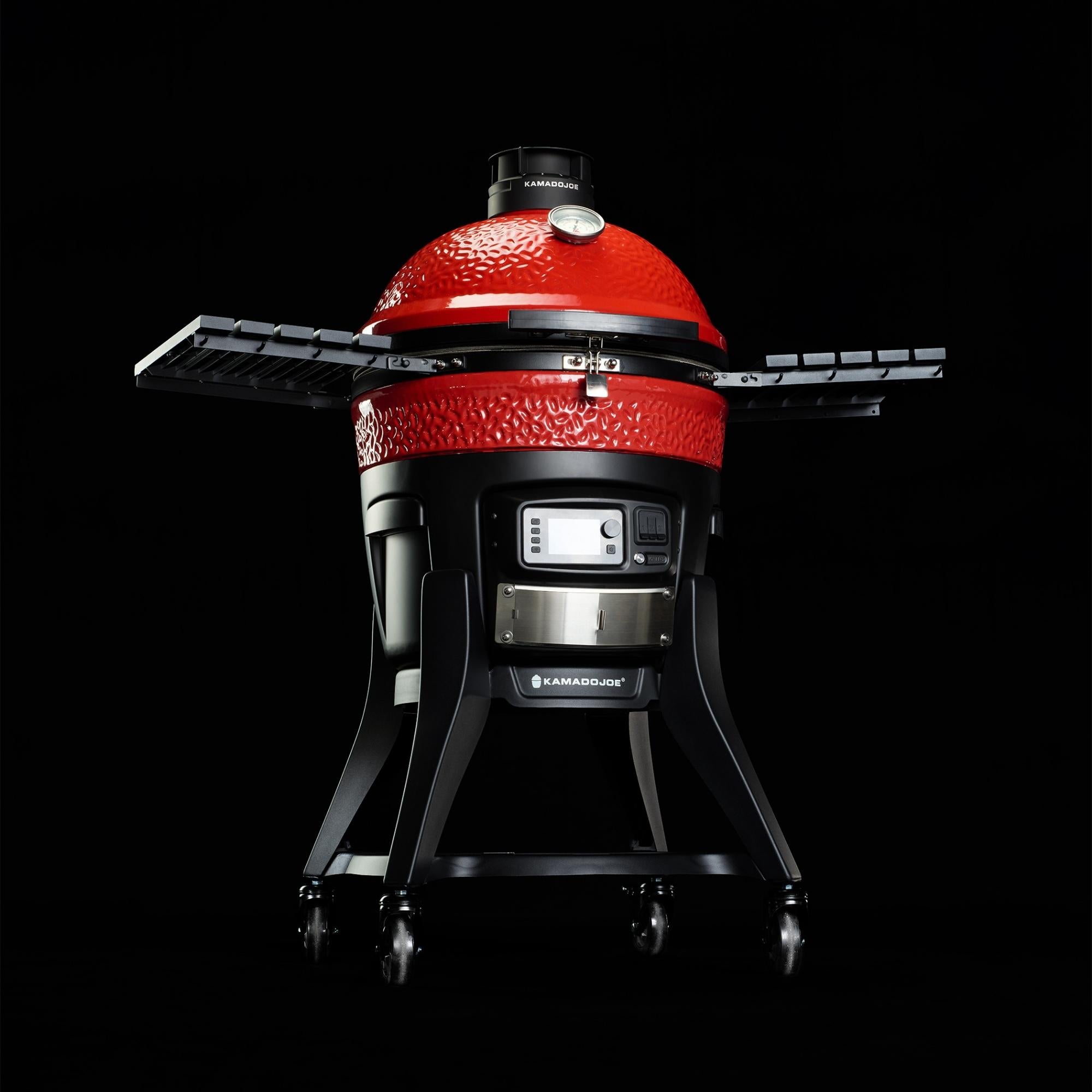 Barbecue céramique Kamado Joe Konnected Joe rouge sur chariot roulant, vue complète sur fond noir