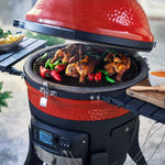 Brochettes et légumes grillés sur le Kamado Joe Konnected Joe lors d'un repas extérieur