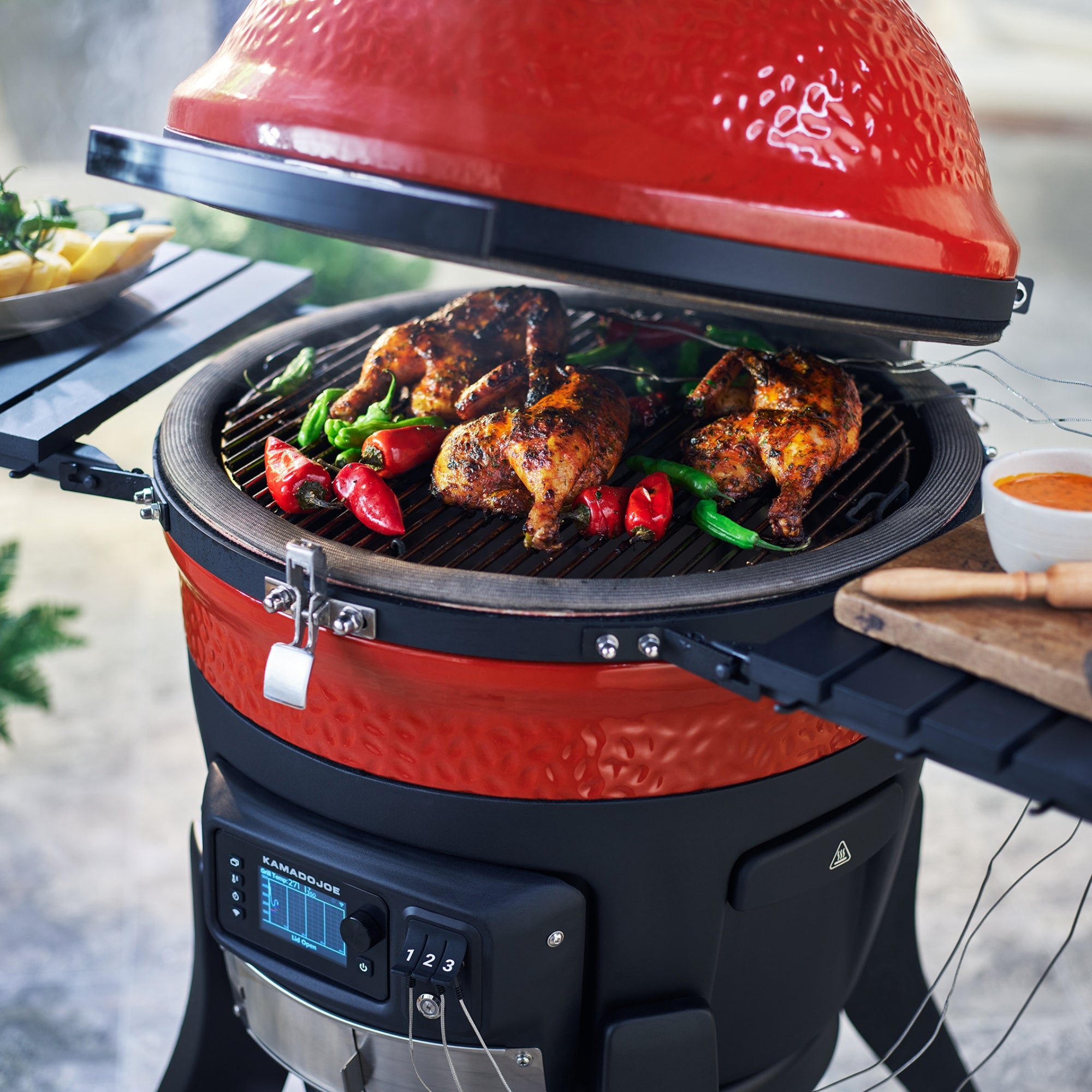 Brochettes et légumes grillés sur le Kamado Joe Konnected Joe lors d'un repas extérieur
