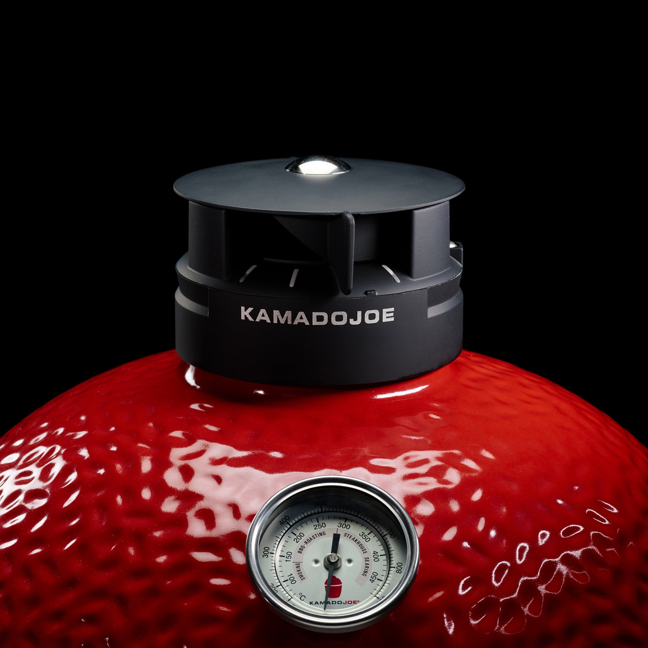 Cheminée Kontrol Tower du Kamado Joe Konnected Joe, l'évent supérieur qui règle le tirage d'air et la température