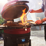Cuisson au charbon de bois dans le Kamado Joe Konnected Joe, flammes vives à la montée en température