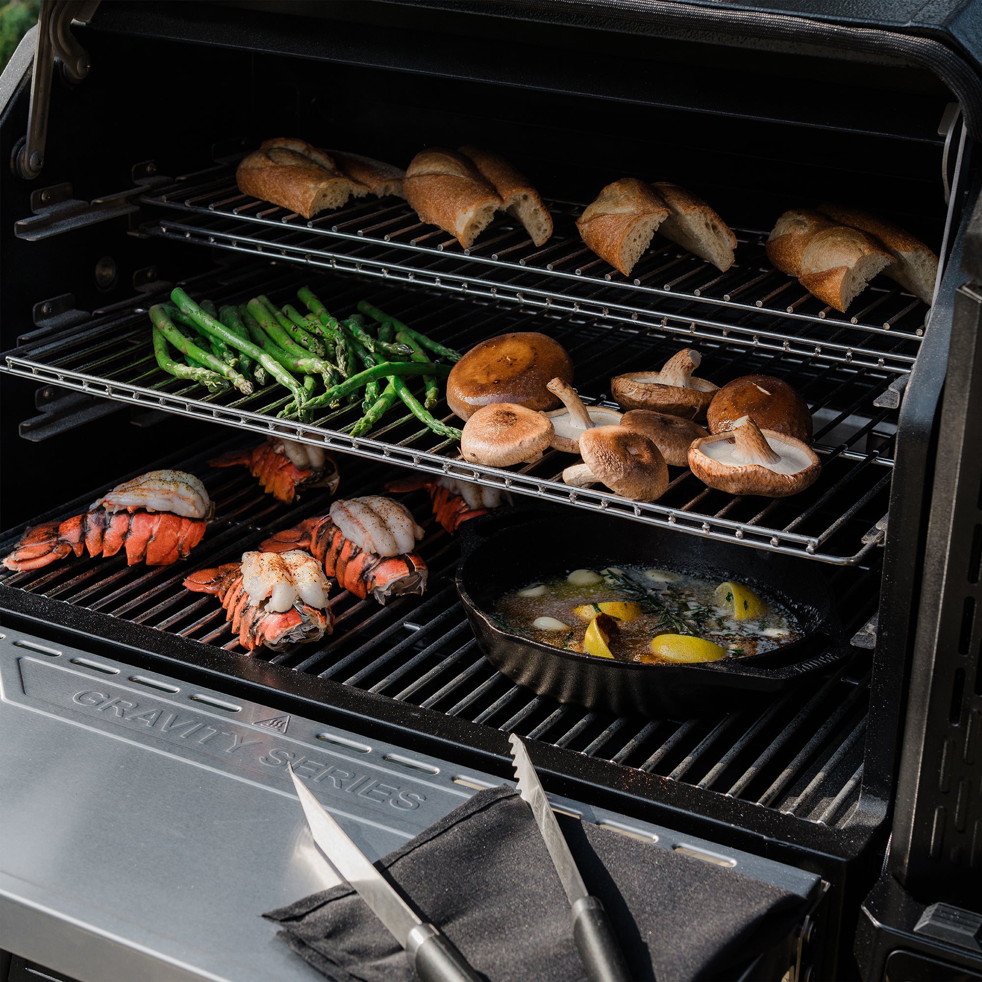 Cuisson multi-niveaux de fruits de mer et de légumes sur le Masterbuilt Gravity Series XT