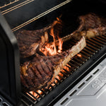 Steaks saisis sur les flammes au charbon du Masterbuilt Gravity Series XT